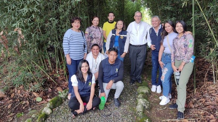 Mons. Cob celebrando el aniversario de la Laudato si' en Puyo