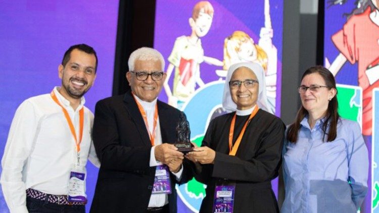 Mons. Cabrejos recibiendo el premio