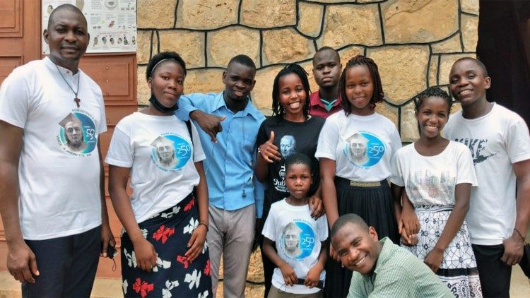 Padre Jeancy Kayaba, Instituto Cavanis, com os jovens da Paróquia de Macomia (norte de Moçambique)