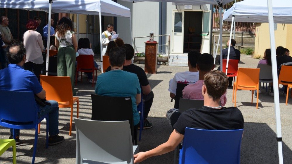 I giovani ospiti ascoltano il loro cappellano, padre Alessandro Giamba