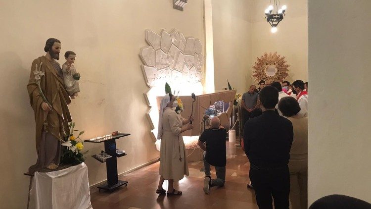 Des fidèles viennent se recueillent près du corps de Carlo Acutis, en la basilique Santa Maria Maggiore d'Assise, le 2 juin 2022.