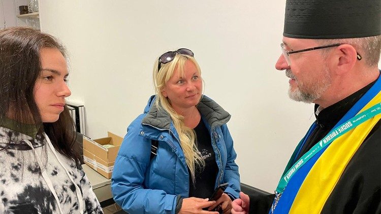 Владика Богдан Дзюрах з біженками з Харкова  