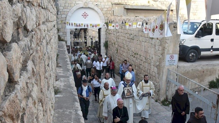 Procesión con la imagen de  la Santísima Virgen María por las calles de Jerusalén