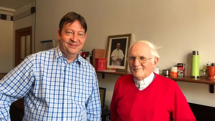 Pater Eberhard v. Gemmingen (r.) mit Stefan Kempis in der Redaktion von Radio Vatikan