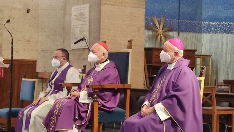 Messa per il trigesimo di Francesco D'Agostino, nella foto il parroco della chiesa di san Bellarmino, don Antonio Magnotta, il cardinale Fracnesco Coccopalmerio e monsignor Vincenzo Paglia
