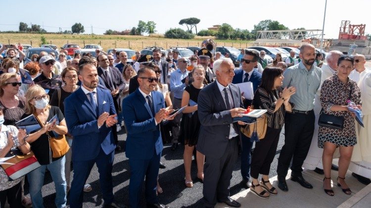 Il titolare della ditta che ha realizzato la chiesa in tempo di record con le reliquie da porre nell'altare 