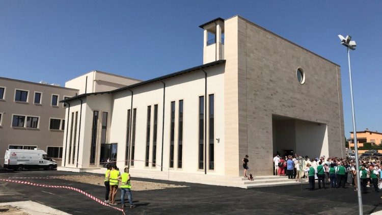 La processione davanti all'ingresso della nuova chiesa prima della celebrazione