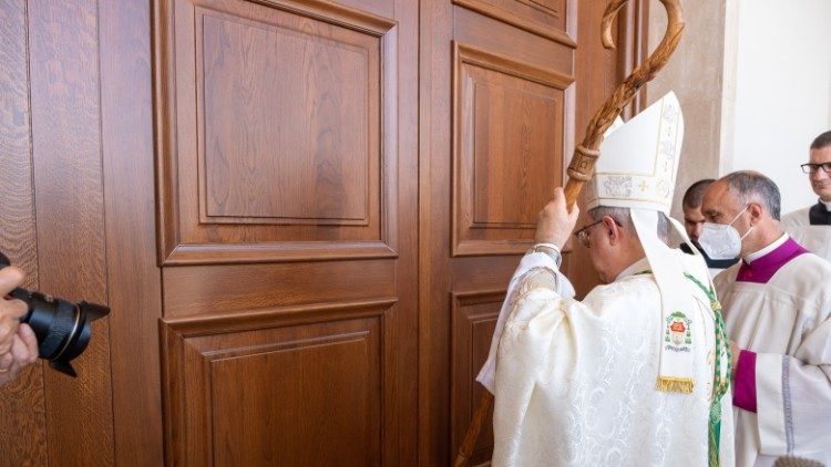Il vescovo bussa al portone per iniziare la celebrazione