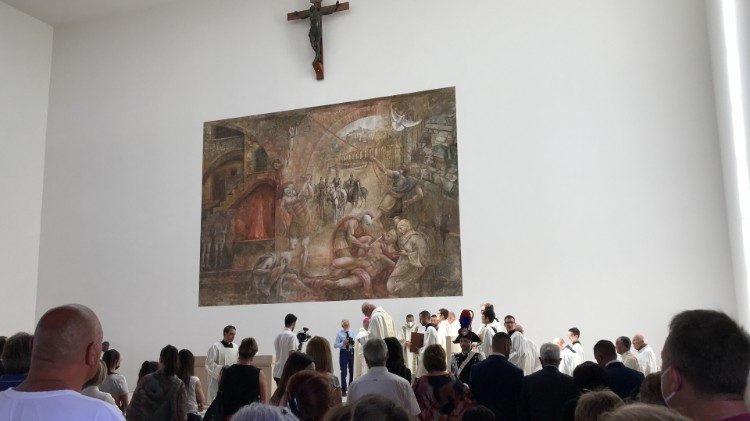 Il presbiterio della nuova chiesa con l'affresco e il crocifisso in bronzo