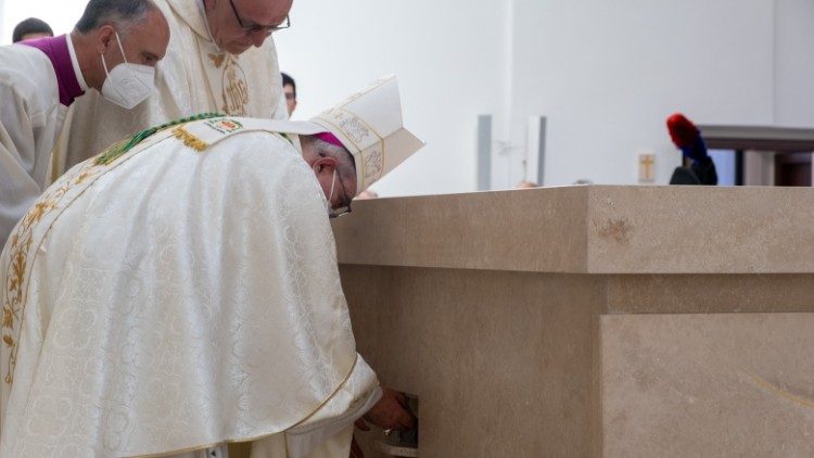 La deposizione delle reliquie di santi nell'altare