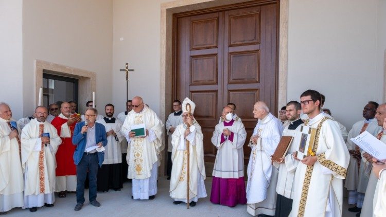 Prima della celebrazione, al portone d'ingresso