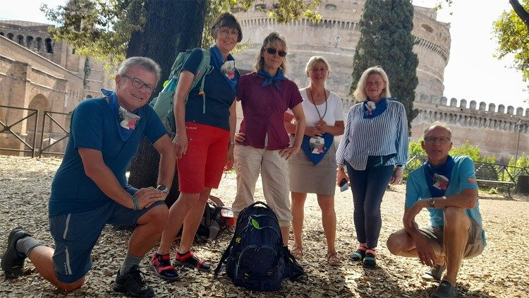 An der Engelsburg: Pfarrer Klaus Koltermann (l.) und seine Mitpilger aus Dormagen