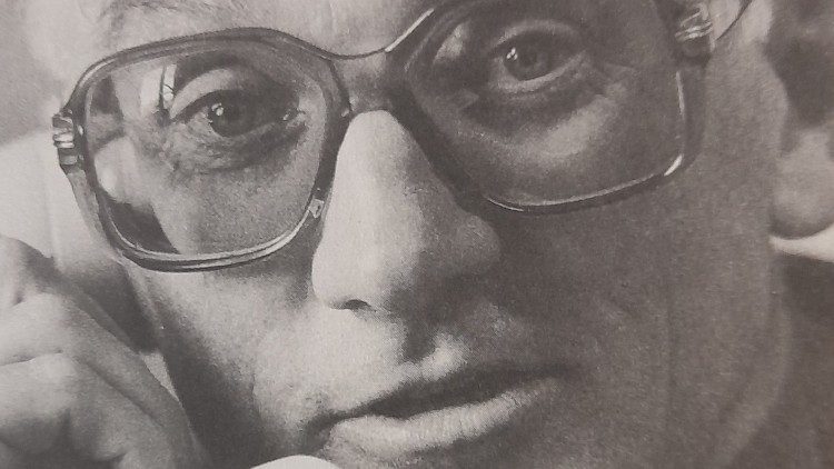 Gemmingen an seinem Radio-Vatikan-Schreibtisch - undatierte Aufnahme