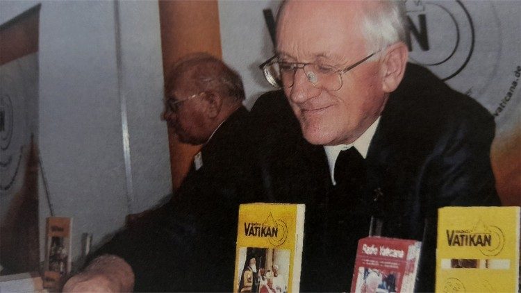 Bei einem Katholikentag am Radio-Vatikan-Stand