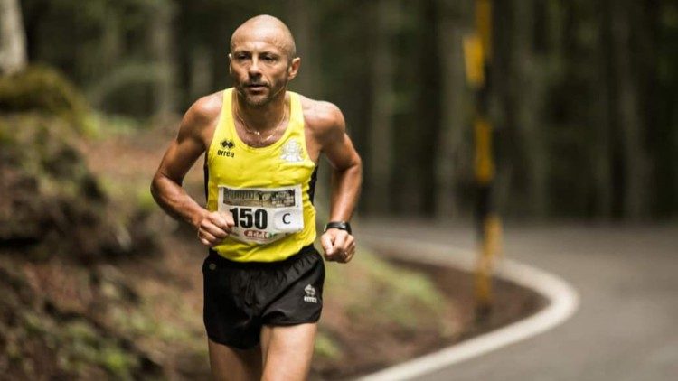 Uno sportivo di Athletica Vaticana