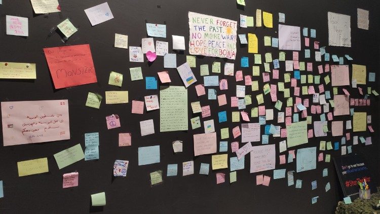 Una parete del Museo tappezzata di messaggi contro la guerra scritti dai visitatori