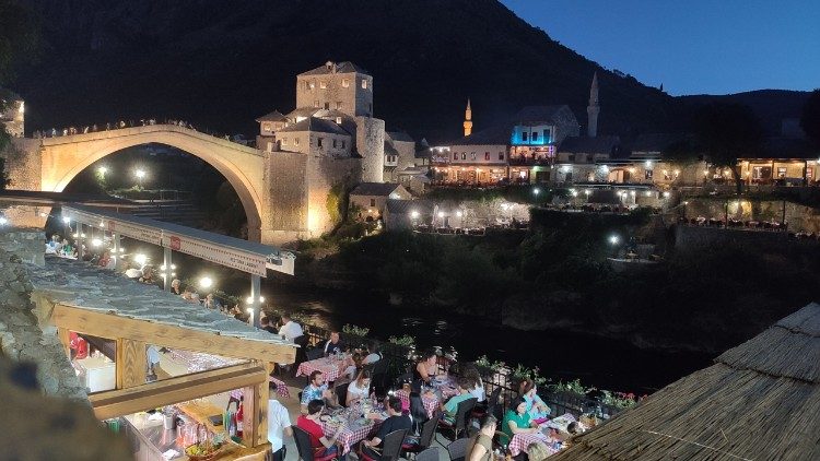 Panoramica del vecchio ponte ottomano di Mostar