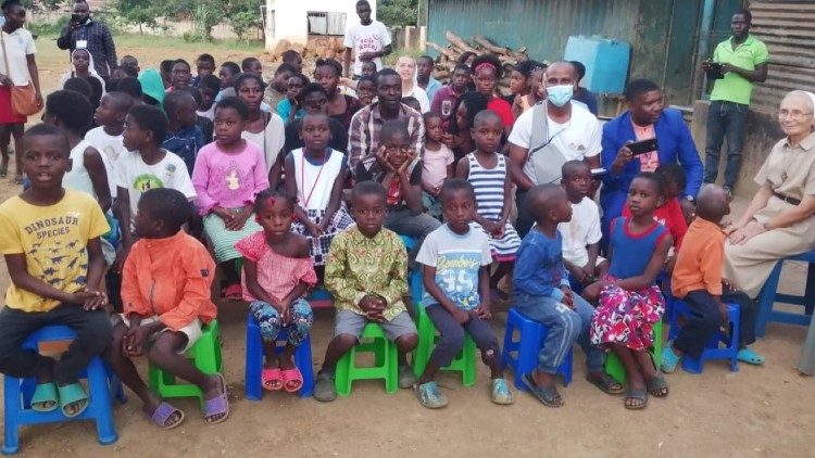 Crianças no Centro dos Frades Capuchinhos, Província do Zaire (Angola)