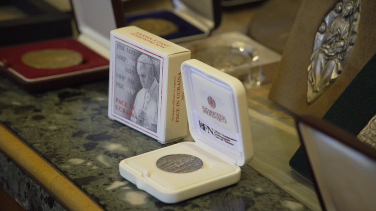 2022.06.08 Medaglia per l'Ucraina Zecca vaticana astuccio 2a