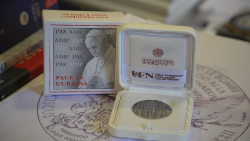 Medaglia-per-lUcraina-Zecca-vaticana-astuccio-ok.png