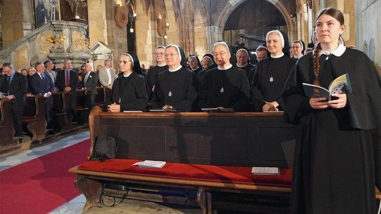 Siostry Elżbietanki podczas beatyfikacji Męczenniczek we Wrocławiu (zdjęcie: wroclaw.gosc.pl)