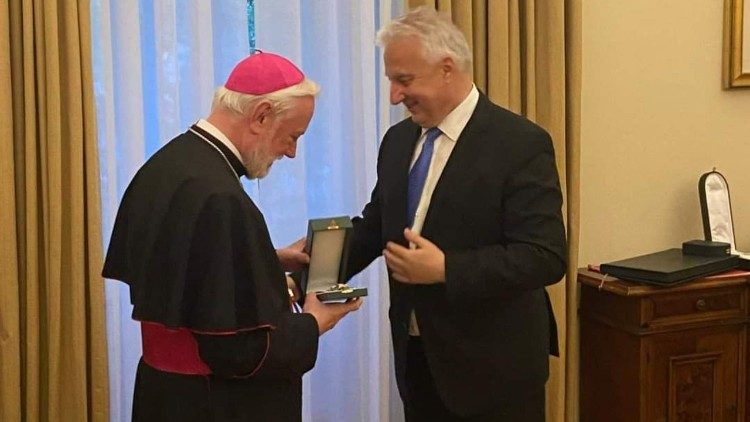 Erzbischof Gallagher (links) erhält den Orden