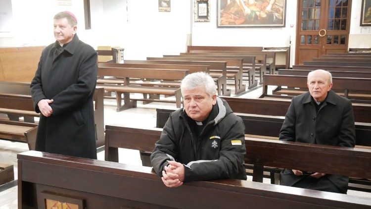 Єпископ Віталій супроводжує кардинала Краєвського під час візиту до Рівного, 11.03.22