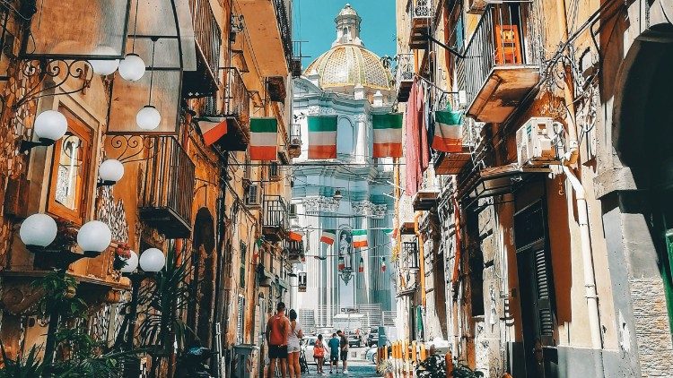 Scorcio della Basilica di Santa Maria della Sanità da Vico Lammatari (Napoli)
