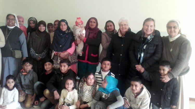 सिस्टर वीरा और सिस्टर फ्राँसिस्का प्रवासी महिलाओं और बच्चों के साथ