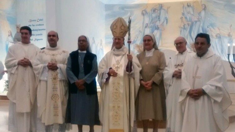 कल्तानीसेत्ता में धर्माध्यक्ष मारियो, पल्ली पुरोहित फादर अलेसांद्रो जाम्ब्रा सिस्टर वीरा और सिस्टर फ्राँसिस्का और अन्य