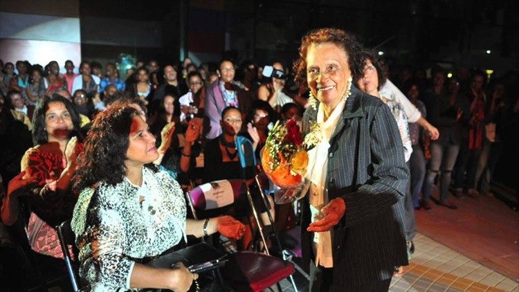 Dona Tututa Évora  (de pé). 