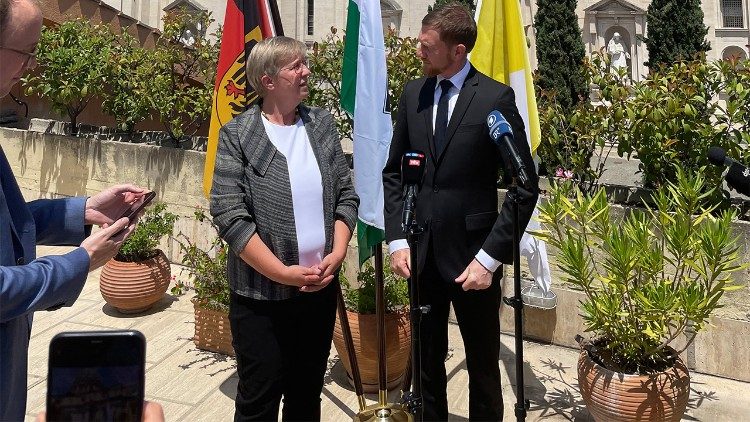 Martina Breyer und Michael Kretschmer bei der Pressebegegnung im Vatikan