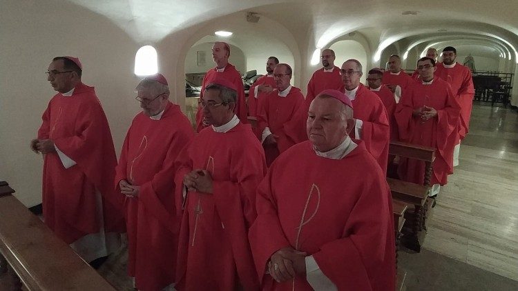 Celebração aos pés do túmulo onde está sepultado São Pedro