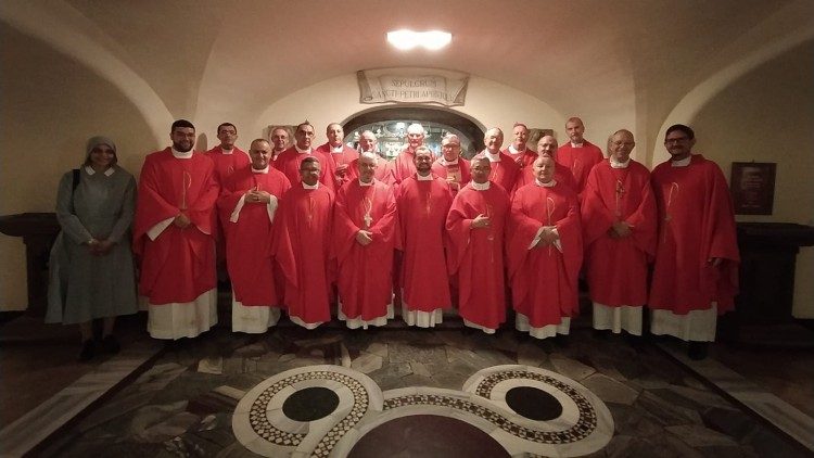 Celebração aos pés do túmulo onde está sepultado São Pedro