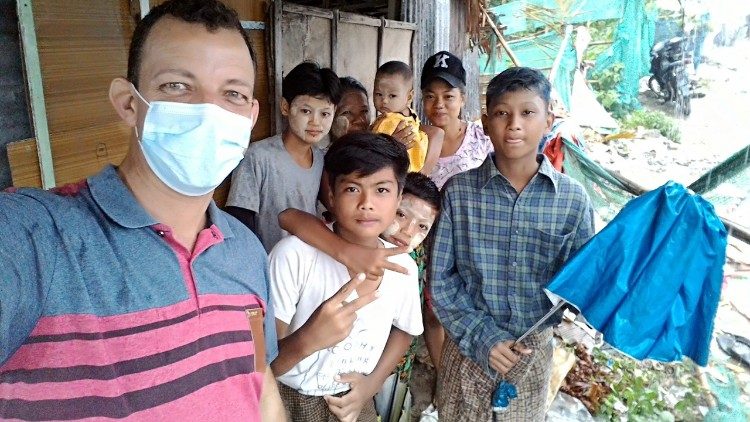 Padre José Estêvão Magro, missionário do PIME que criou a creche no lixão de Yangon