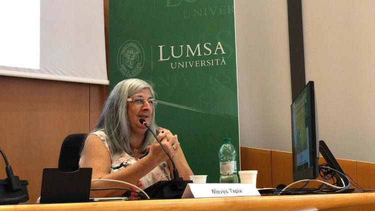 Nieves Tapia en la Universidad LUMSA