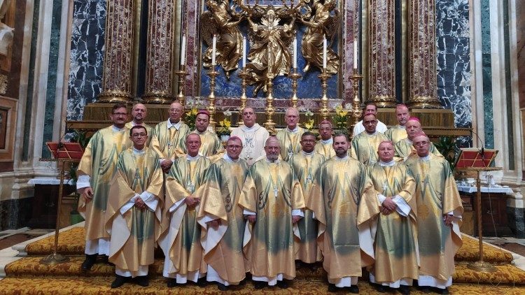 Bispos dos Regionais Norte1 e Noroeste aos pés de Maria, do ícone “Salus populi romani”