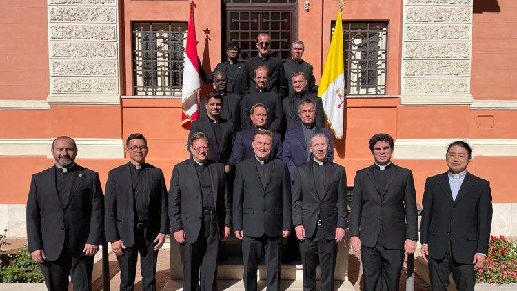 Padre Kaufmann (al centro in prima fila) con gli studenti del Pontificio Collegio Canadese nel 2021-2022