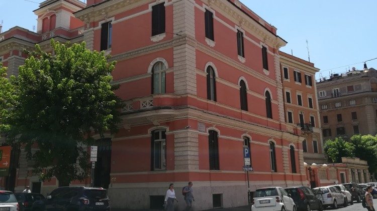 La sede del Pontificio Collegio Canadese, in via Crescenzio, a pochi passi dalla Città del Vaticano