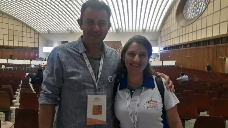 O casal Alisson e Solange Schila na Sala Paulo VI, no Vaticano, no 10° Encontro Mundial das Famílias