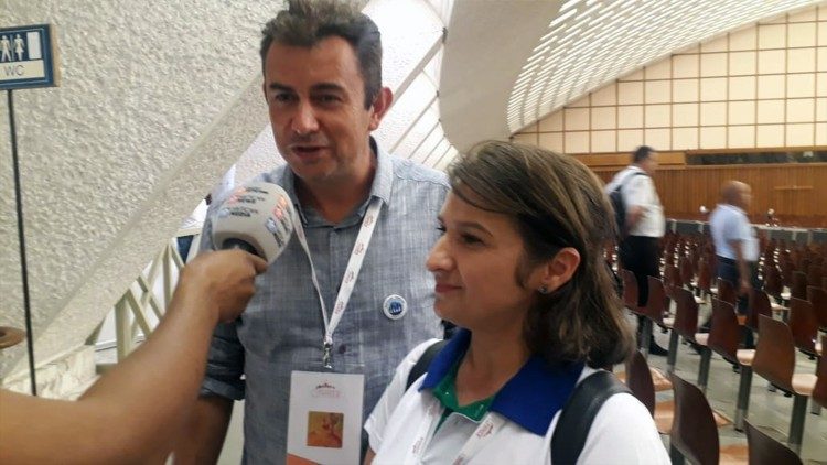 O casal Alisson e Solange Schila de Dourados (MS) participa do 10° Encontro Mundial das Famílias