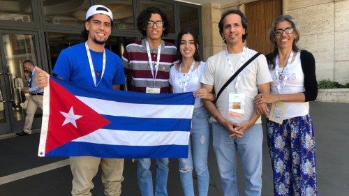#WMOF22. Familia cubana: Dios nos invita a mirar del techo hacia arriba