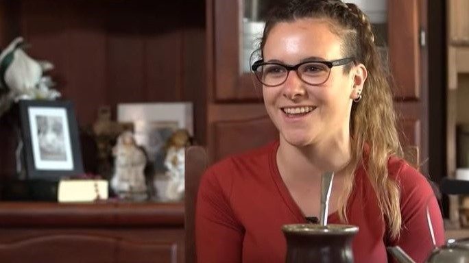 Una bella immagine di Candela Giarda nella sua casa di Paranà, in Argentina