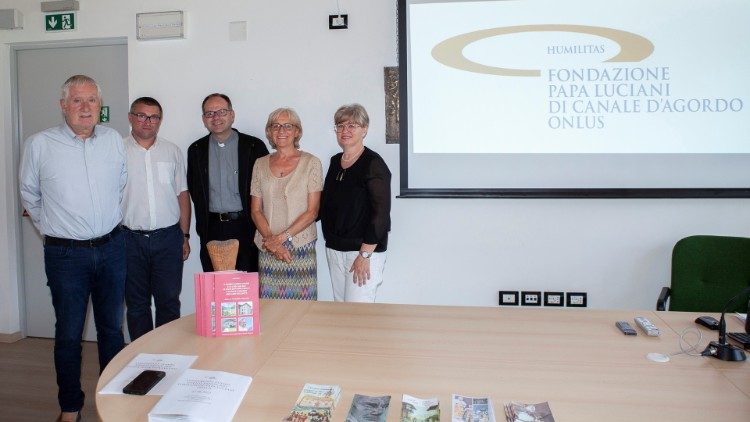 I protagonisti delle conferenza di presentazione dell'Appuntamento con Papa Luciani 2022. Loris Serafini è il secondo da sinistra, accanto al sindaco di Canale d'Agordo Flavio Colcergnan