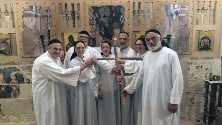 Die Mitglieder der Klostergemeinschaft haben die monastischen Grundtugenden Gebet und Arbeit erweitert um die Elemente der Gastfreundschaft und des Dialogs.