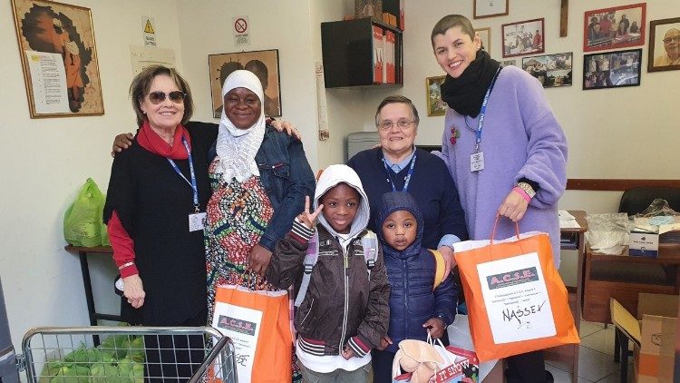 L'Acse distribuisce pacchi dono alle mamme