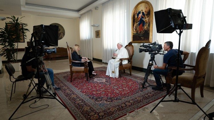 Le riprese dell'intervista di Bernarda Llorente con Papa Francesco