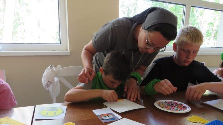 Suor Anna con i bambini ucraini del campo scuola