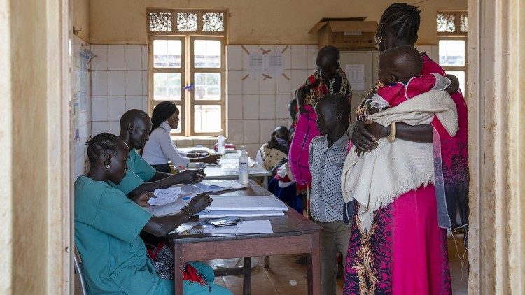 Sud Sudan: attesa all'ospedale di Yirol