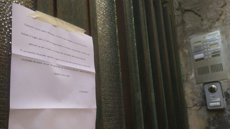 Il foglio con cui si avvisano gli abitanti del quartieri dell'evento 